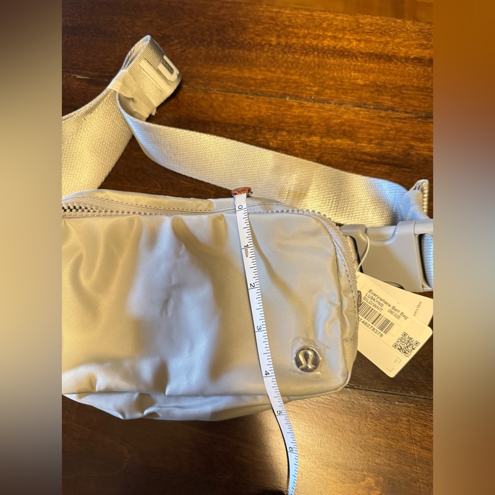 NWT Lululemon Everywhere Belt Bag Crossbody Extended Strap Silver Drop Unisex - Picture 9 of 9